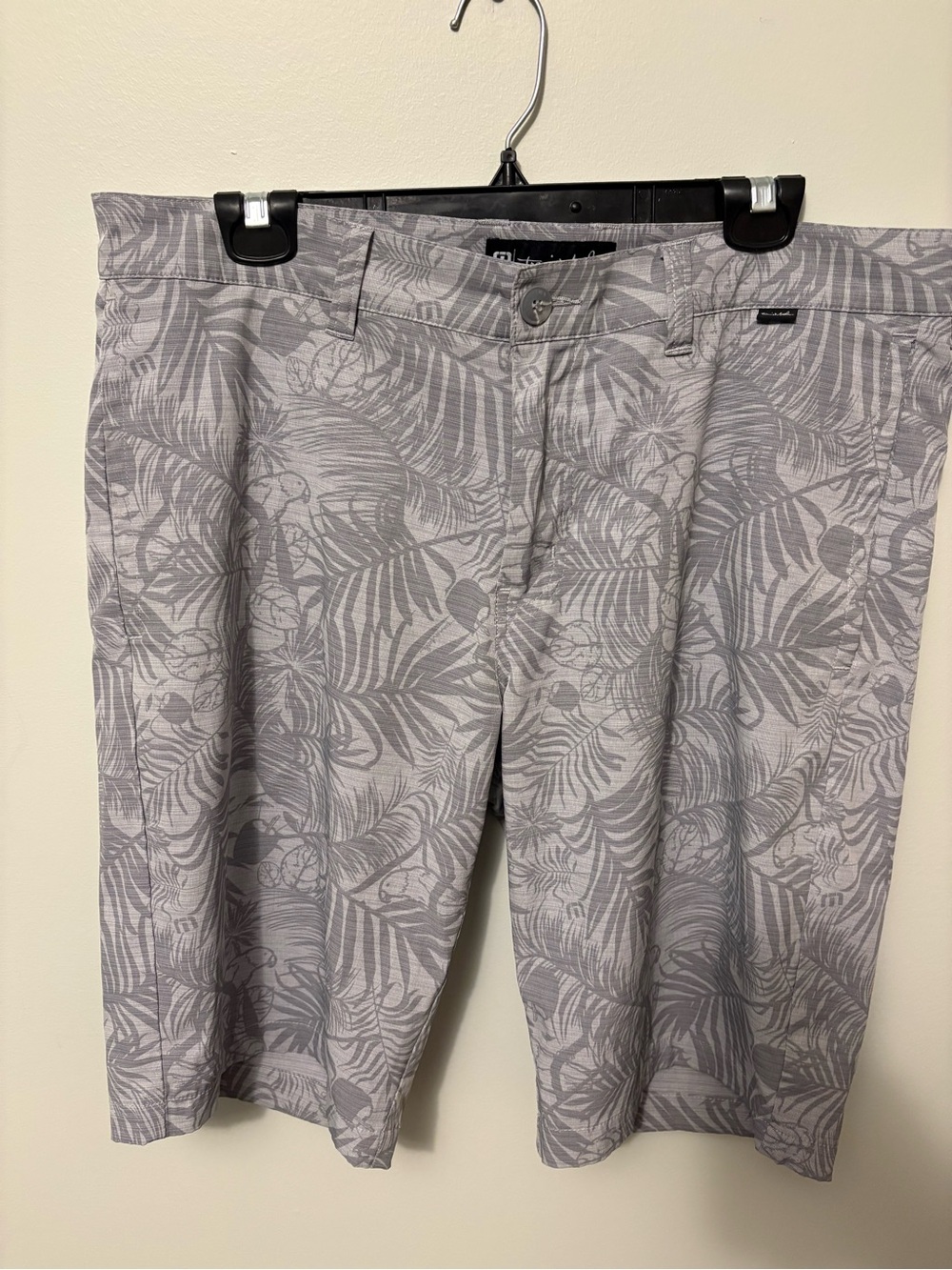 Travis Mathew Men’s Bar Harbor Golf Shorts Hawaiian Print Size 34 Large